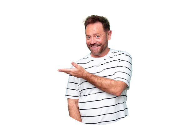 Älterer Mann im weißen Shirt mit schwarzen Streifen lächelt und zeigt mit der Hand nach links.